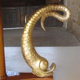 Detail zlaceného mořského hada – Empírový stůl